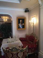картина в ресторане